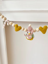 Load image into Gallery viewer, Penguin Felt Garland - Hearts
